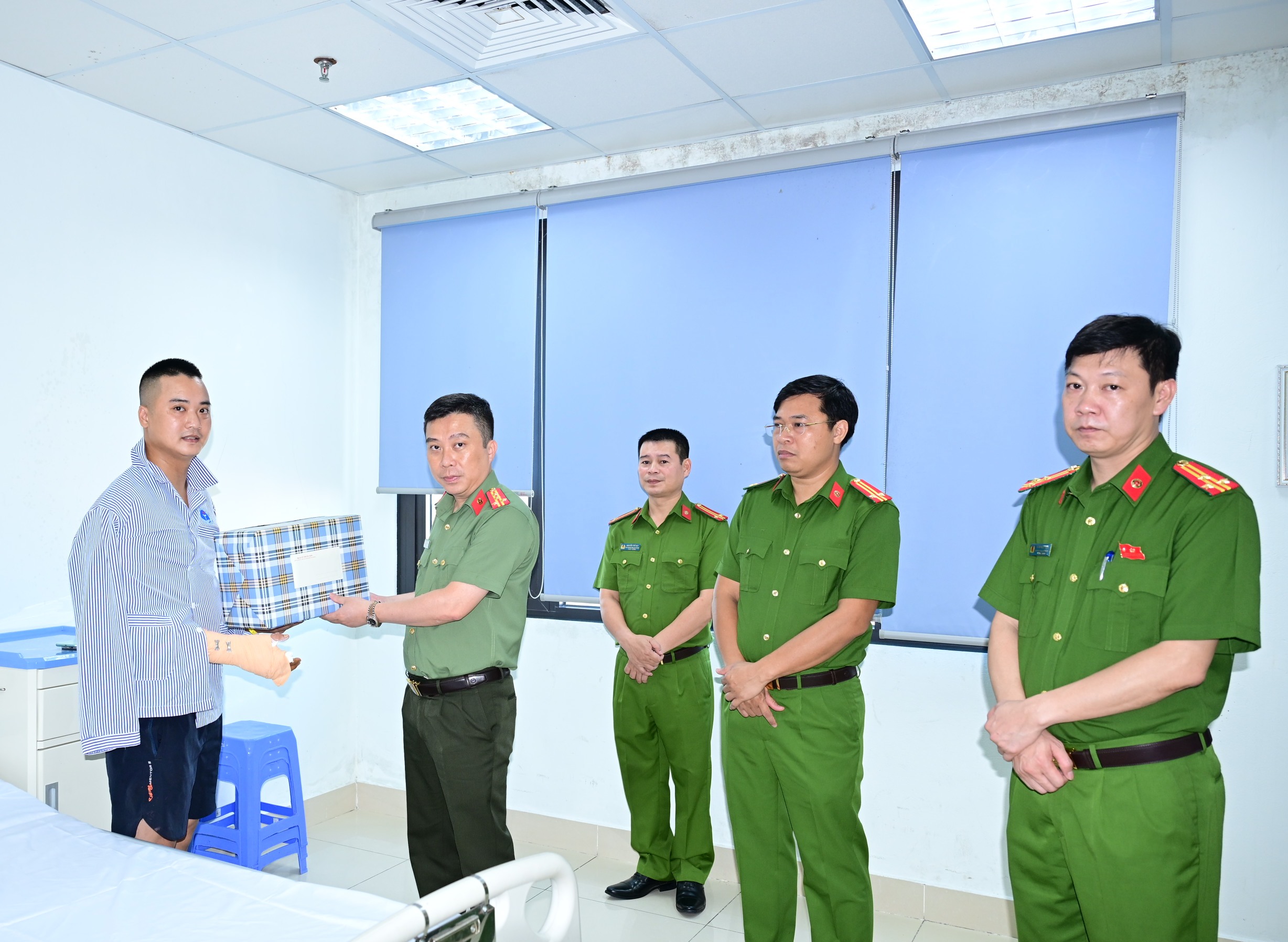 Đại tá Lê Trung Sơn - Phó Giám đốc CATP thăm, động viên CBCS Công an phường Gia Viên bị thương